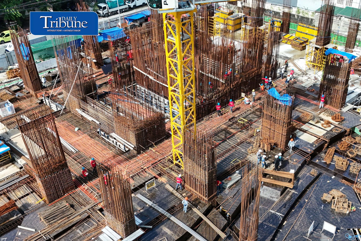 Construction workers labor at a site in Quezon City, ahead of a P60 daily minimum wage increase taking effect 26 September.
Wage Order NCR-28 raises the minimum wage for non-agricultural workers from P695 to P755. | Analy Labor
#MinimumWage #WageHike #NCR #DailyTribune