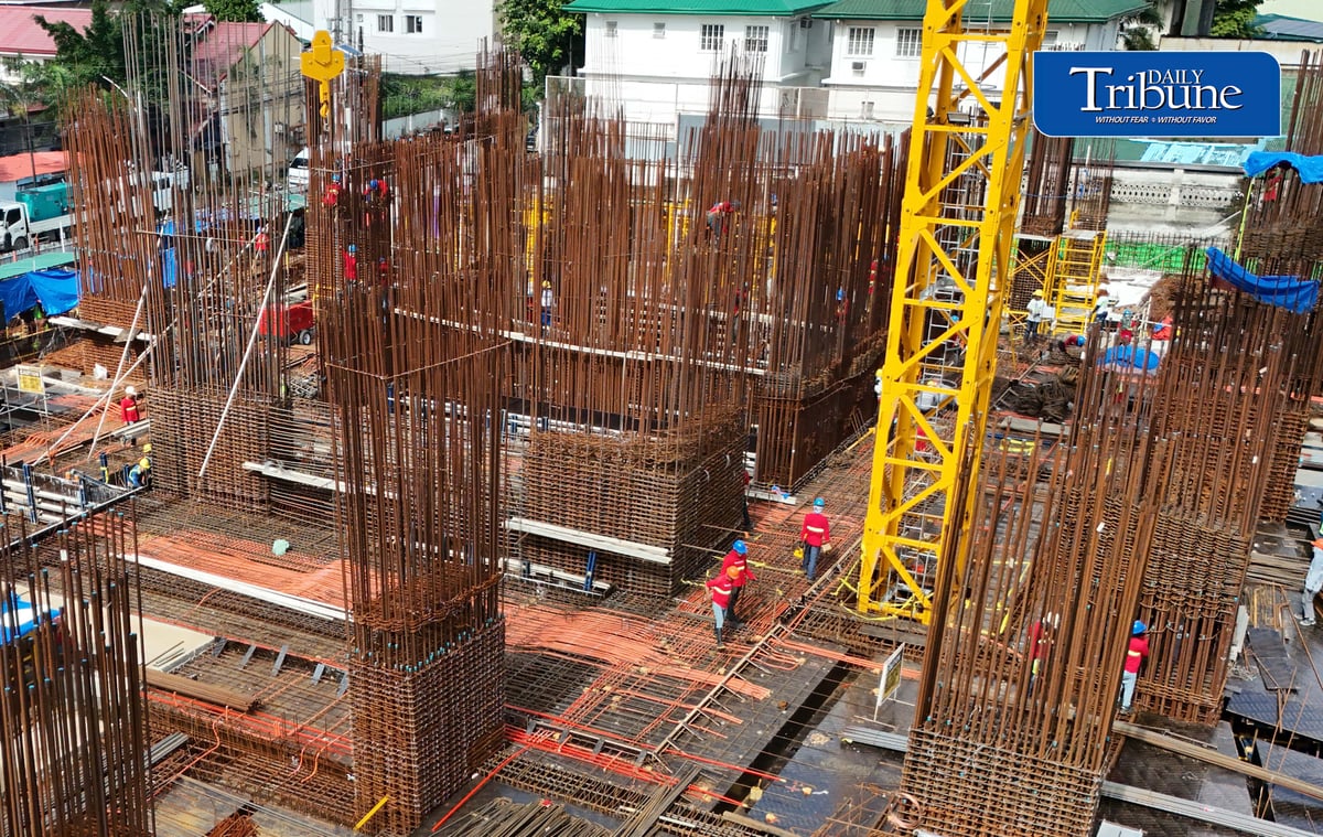 Construction workers labor at a site in Quezon City, ahead of a P60 daily minimum wage increase taking effect 26 September.
Wage Order NCR-28 raises the minimum wage for non-agricultural workers from P695 to P755. | Analy Labor
#MinimumWage #WageHike #NCR #DailyTribune