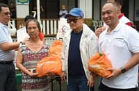 MERALCO Chairman and CEO Manuel V. Pangilinan (center) and One Meralco Foundation president Jeffrey O. Tarayao (right) lead the distribution of relief goods in the former’s hometown Apalit, Pampanga, which was severely affected by floods and heavy rains brought by the enhanced southwest monsoon (Habagat).