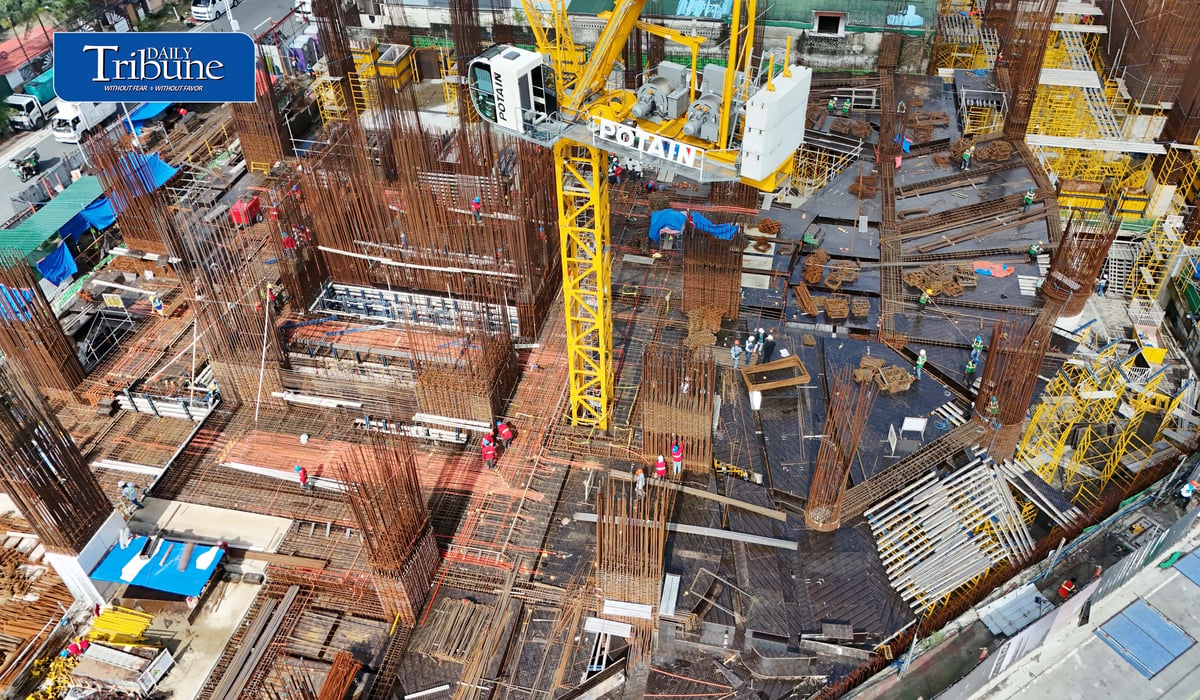 Construction workers labor at a site in Quezon City, ahead of a P60 daily minimum wage increase taking effect 26 September.
Wage Order NCR-28 raises the minimum wage for non-agricultural workers from P695 to P755. | Analy Labor
#MinimumWage #WageHike #NCR #DailyTribune