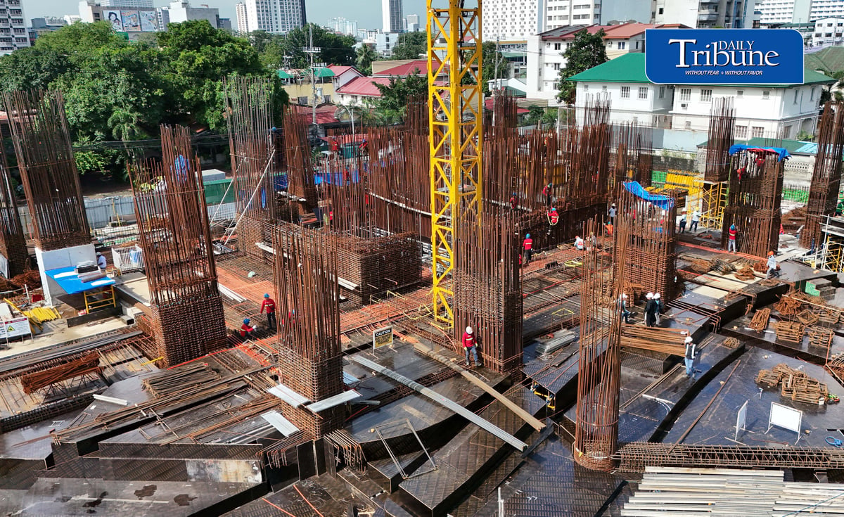 Construction workers labor at a site in Quezon City, ahead of a P60 daily minimum wage increase taking effect 26 September.
Wage Order NCR-28 raises the minimum wage for non-agricultural workers from P695 to P755. | Analy Labor
#MinimumWage #WageHike #NCR #DailyTribune