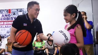 Kuya Bong promotes youth sports, hands Mati resident personal footwear