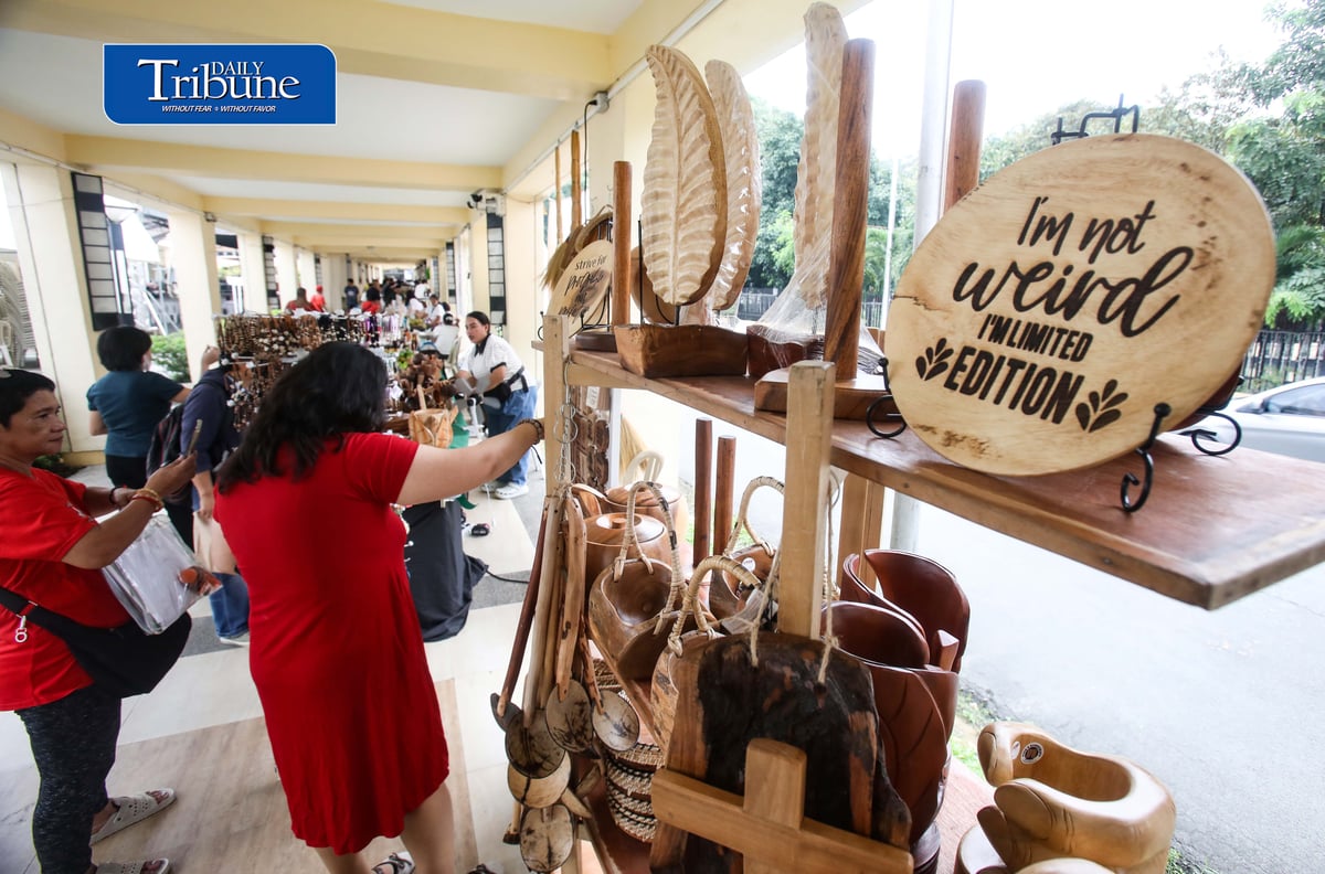 (September 17 2026) Exhibitor tend her customer buying kitchen utensil made of wood and coconut shell at the NV Goes to Kyusi Trade Fair 2026, featuring 20 Nueva Vizcaya based food and furniture merchants and their unique local products, at Quezon City Hall covered Pathwalk on Thursday September 17 2026, the trade fair aims to provide entrepreneurs with the opportunity to showcase their products in QC and to support the local products of Novo Vizcayanos. Photo/Analy Labor