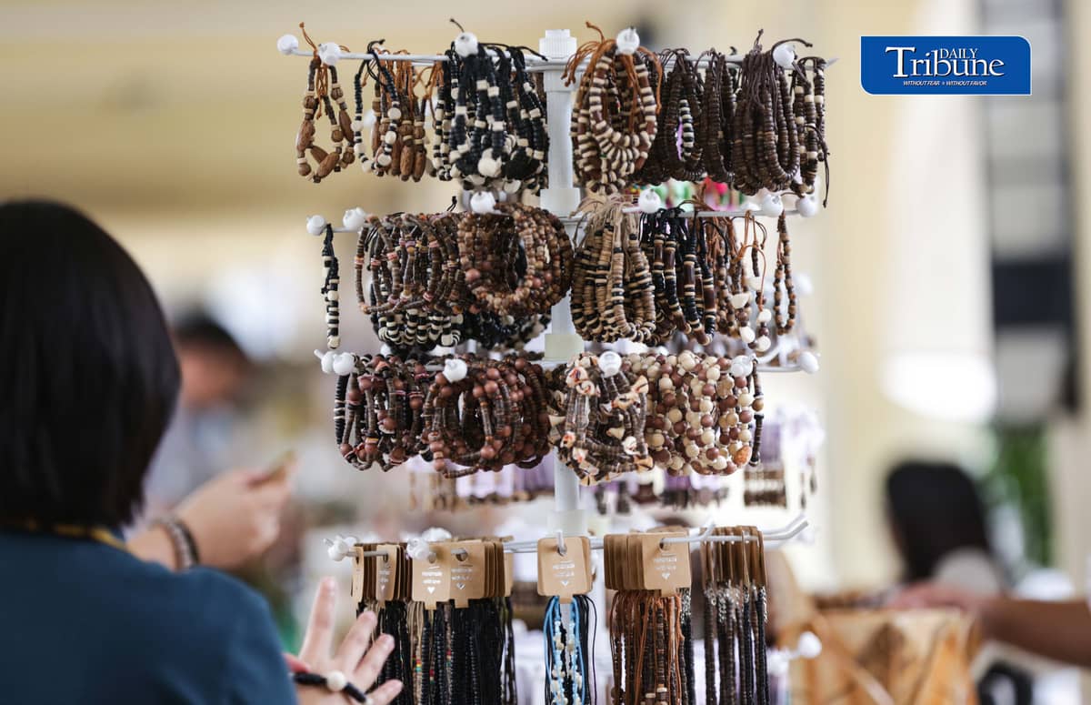 (September 17 2026) Customer looked to buy accessories made from the coconut shell and wood, at NV Goes to Kyusi Trade Fair 2026, featuring 20 Nueva Vizcaya based food and furniture merchants and their unique local products, at Quezon City Hall covered Pathwalk on Thursday September 17 2026, the trade fair aims to provide entrepreneurs with the opportunity to showcase their products in QC and to support the local products of Novo Vizcayanos. Photo/Analy Labor