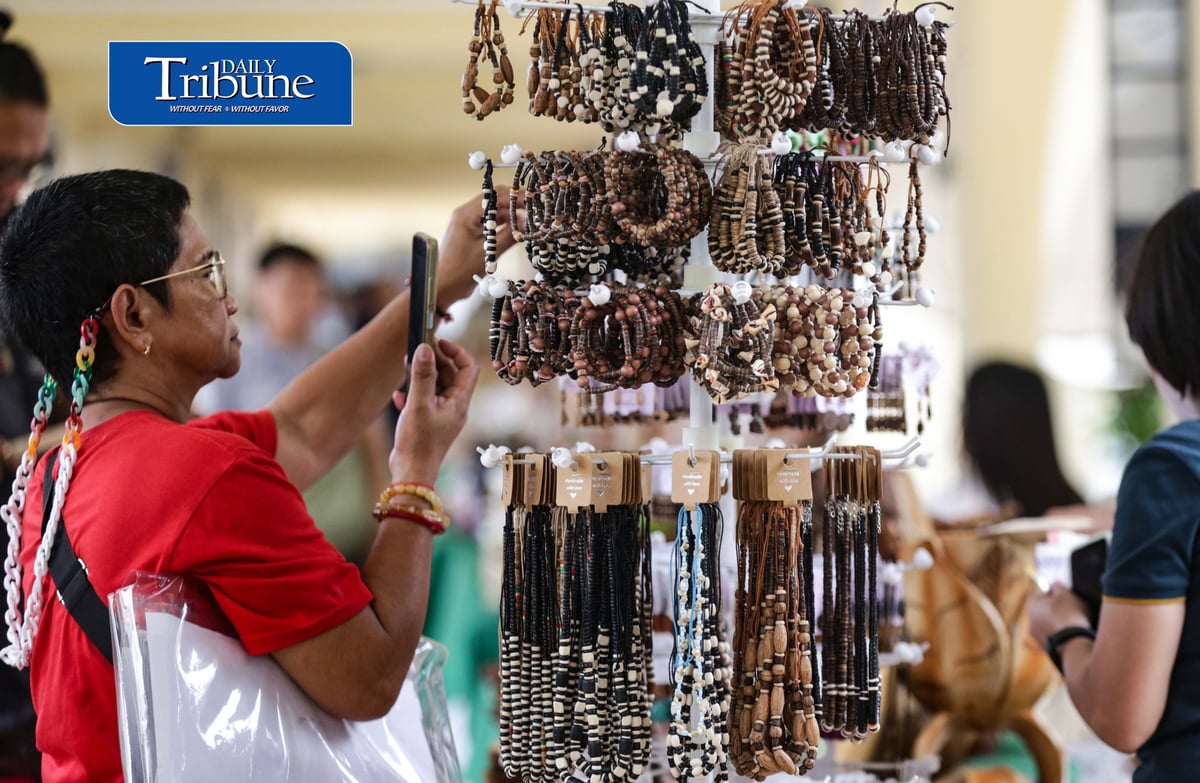 (September 17 2026) Customer looked to buy accessories made from the coconut shell and wood, at NV Goes to Kyusi Trade Fair 2026, featuring 20 Nueva Vizcaya based food and furniture merchants and their unique local products, at Quezon City Hall covered Pathwalk on Thursday September 17 2026, the trade fair aims to provide entrepreneurs with the opportunity to showcase their products in QC and to support the local products of Novo Vizcayanos. Photo/Analy Labor