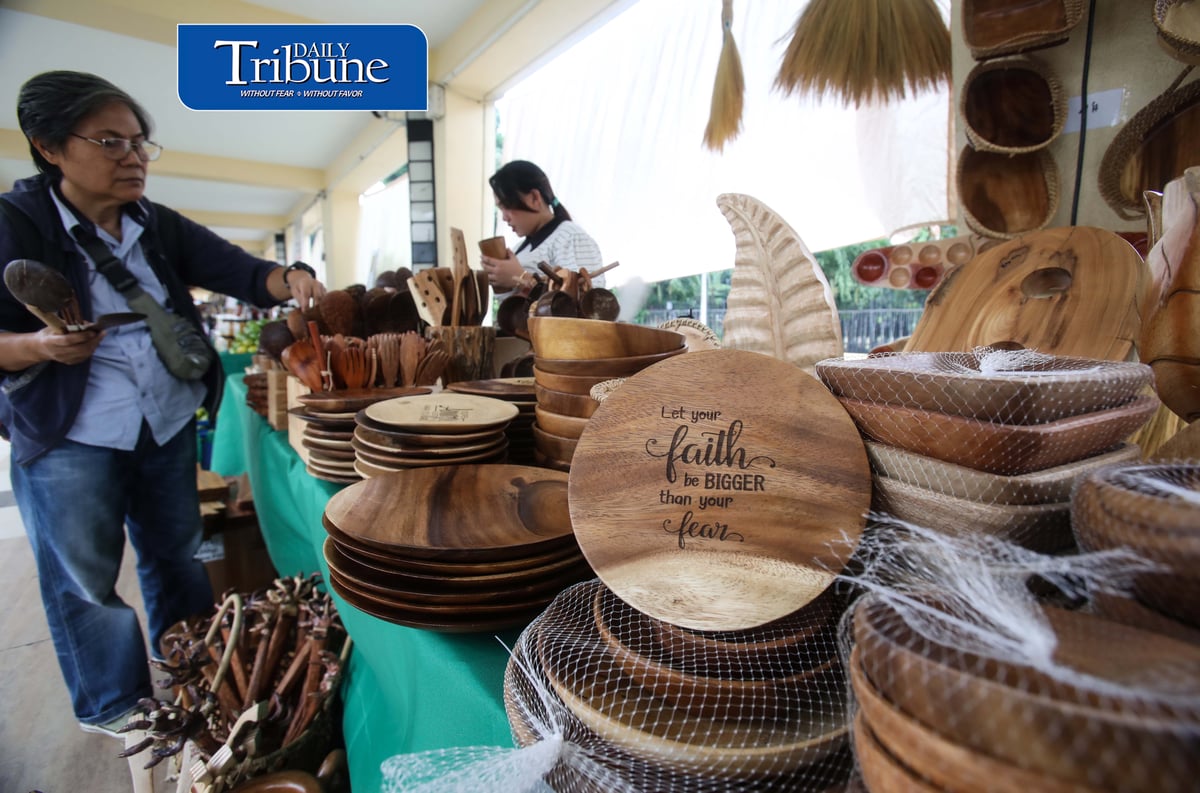 (September 17 2026) Exhibitor tend her customer buying kitchen utensil made of wood and coconut shell at the NV Goes to Kyusi Trade Fair 2026, featuring 20 Nueva Vizcaya based food and furniture merchants and their unique local products, at Quezon City Hall covered Pathwalk on Thursday September 17 2026, the trade fair aims to provide entrepreneurs with the opportunity to showcase their products in QC and to support the local products of Novo Vizcayanos. Photo/Analy Labor