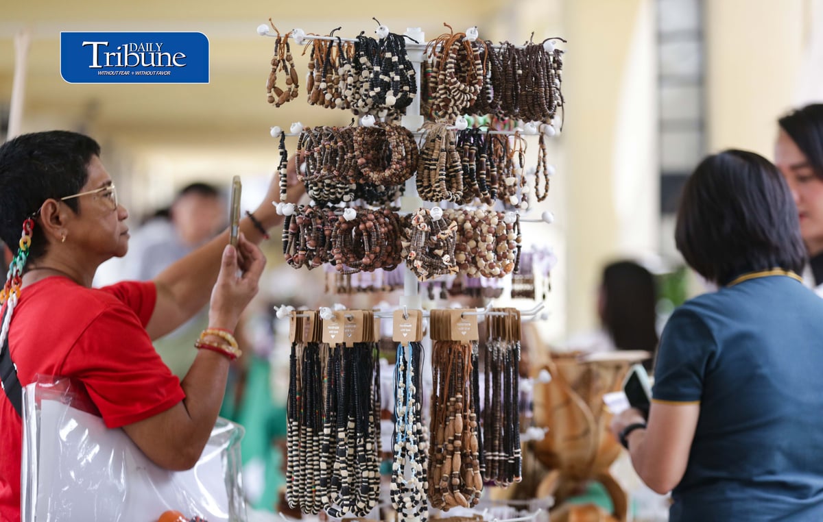 (September 17 2026) Customer looked to buy accessories made from the coconut shell and wood, at NV Goes to Kyusi Trade Fair 2026, featuring 20 Nueva Vizcaya based food and furniture merchants and their unique local products, at Quezon City Hall covered Pathwalk on Thursday September 17 2026, the trade fair aims to provide entrepreneurs with the opportunity to showcase their products in QC and to support the local products of Novo Vizcayanos. Photo/Analy Labor