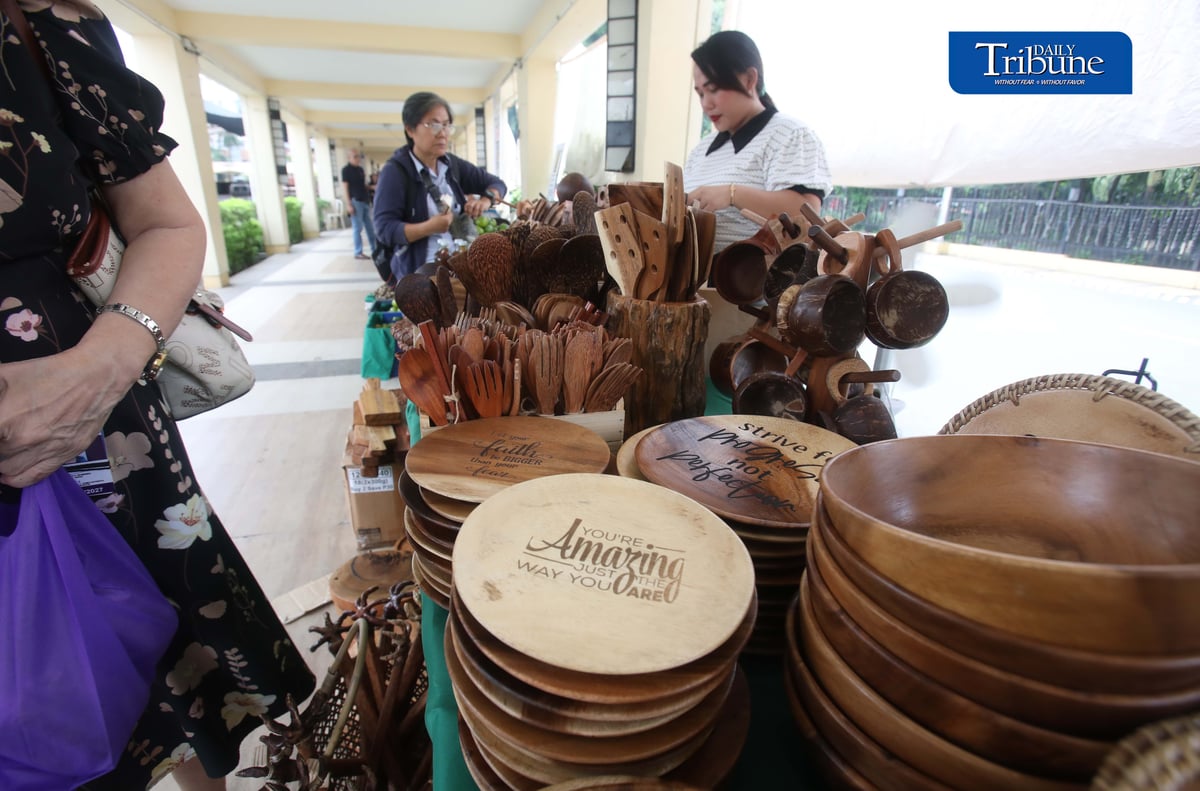 (September 17 2026) Exhibitor tend her customer buying kitchen utensil made of wood and coconut shell at the NV Goes to Kyusi Trade Fair 2026, featuring 20 Nueva Vizcaya based food and furniture merchants and their unique local products, at Quezon City Hall covered Pathwalk on Thursday September 17 2026, the trade fair aims to provide entrepreneurs with the opportunity to showcase their products in QC and to support the local products of Novo Vizcayanos. Photo/Analy Labor