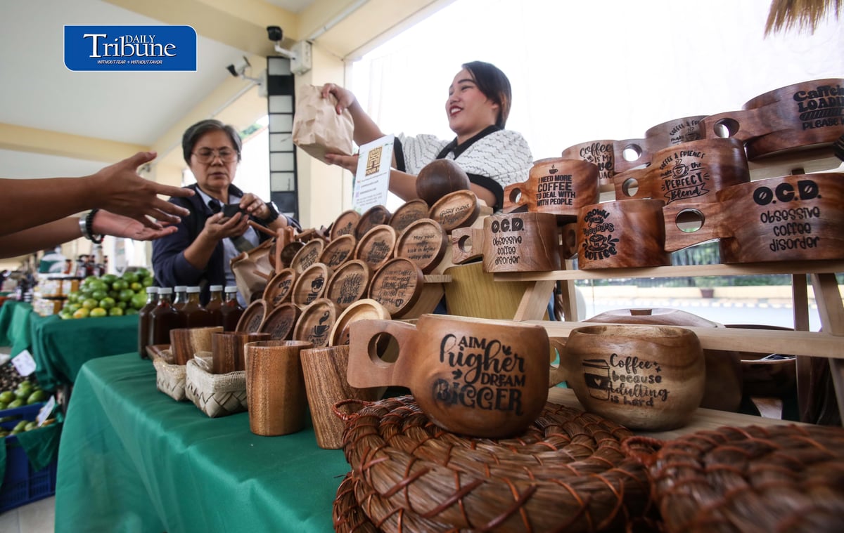(September 17 2026) Exhibitor tend her customer buying kitchen utensil made of wood and coconut shell at the NV Goes to Kyusi Trade Fair 2026, featuring 20 Nueva Vizcaya based food and furniture merchants and their unique local products, at Quezon City Hall covered Pathwalk on Thursday September 17 2026, the trade fair aims to provide entrepreneurs with the opportunity to showcase their products in QC and to support the local products of Novo Vizcayanos. Photo/Analy Labor