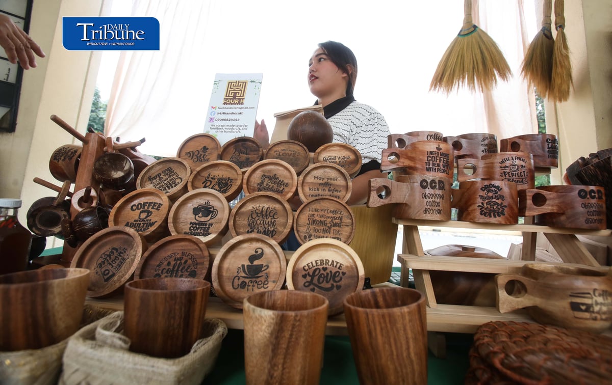 (September 17 2026) Exhibitor tend her customer buying kitchen utensil made of wood and coconut shell at the NV Goes to Kyusi Trade Fair 2026, featuring 20 Nueva Vizcaya based food and furniture merchants and their unique local products, at Quezon City Hall covered Pathwalk on Thursday September 17 2026, the trade fair aims to provide entrepreneurs with the opportunity to showcase their products in QC and to support the local products of Novo Vizcayanos. Photo/Analy Labor