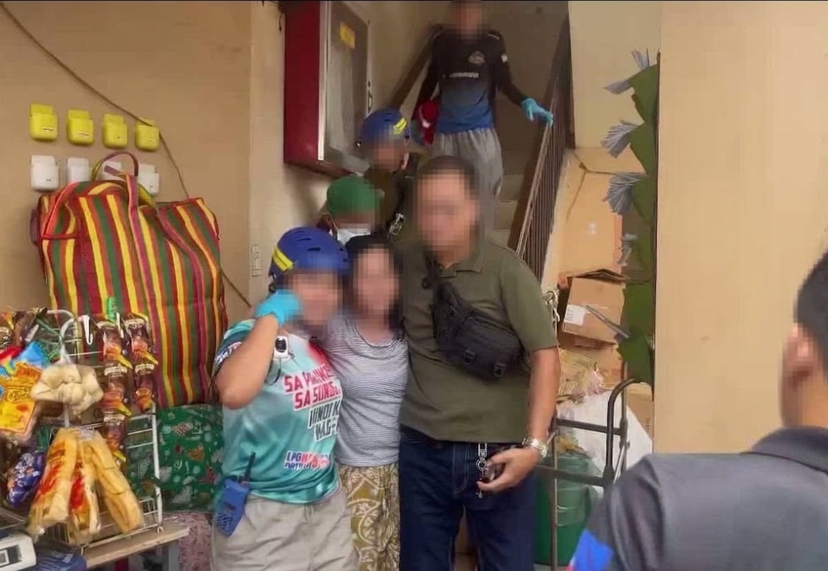 MANDALUYONG City Police tactical units rescue a 52-year-old female hostage and arrested an armed suspect following a standoff on E. Pantaleon Street in Barangay Barangka Drive.