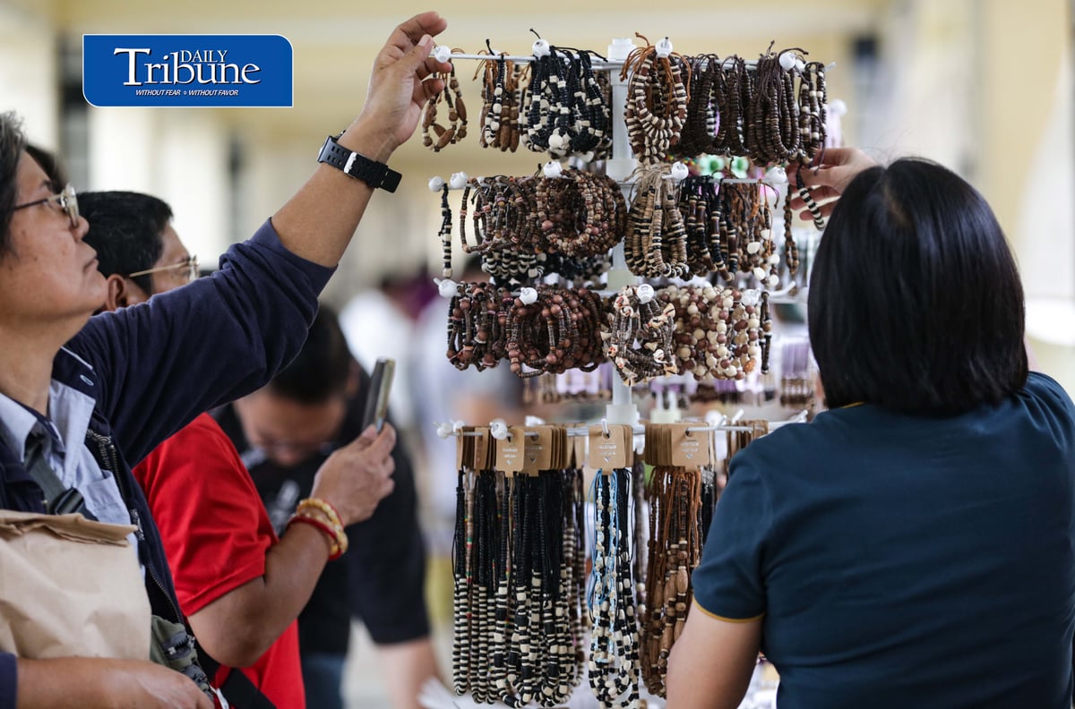 (September 17 2026) Customer looked to buy accessories made from the coconut shell and wood, at NV Goes to Kyusi Trade Fair 2026, featuring 20 Nueva Vizcaya based food and furniture merchants and their unique local products, at Quezon City Hall covered Pathwalk on Thursday September 17 2026, the trade fair aims to provide entrepreneurs with the opportunity to showcase their products in QC and to support the local products of Novo Vizcayanos. Photo/Analy Labor