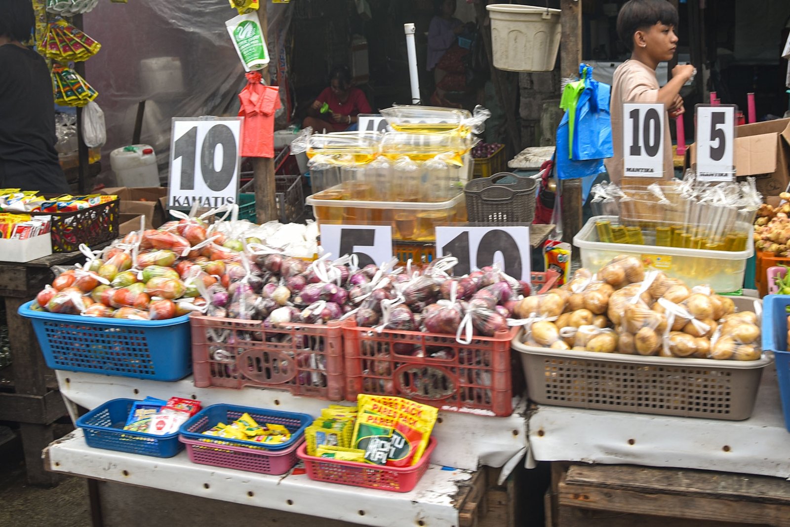 Vendors and buyers are seen browsing vegetables are seen on display along a street in Baseco Compound, Tondo, Manila, on September 18.

Vegetable prices are expected to rise amid higher fuel costs linked to the US-Iran war. l Zedrich Xylak Madrid