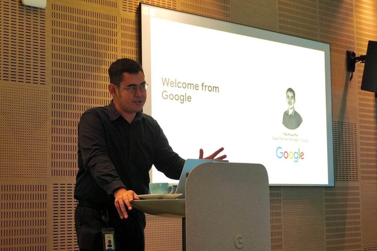 GOOGLE News Partner manager Yos Kusama delivers his opening remarks, stressing the importance of embracing new ideas as audience habits evolve.