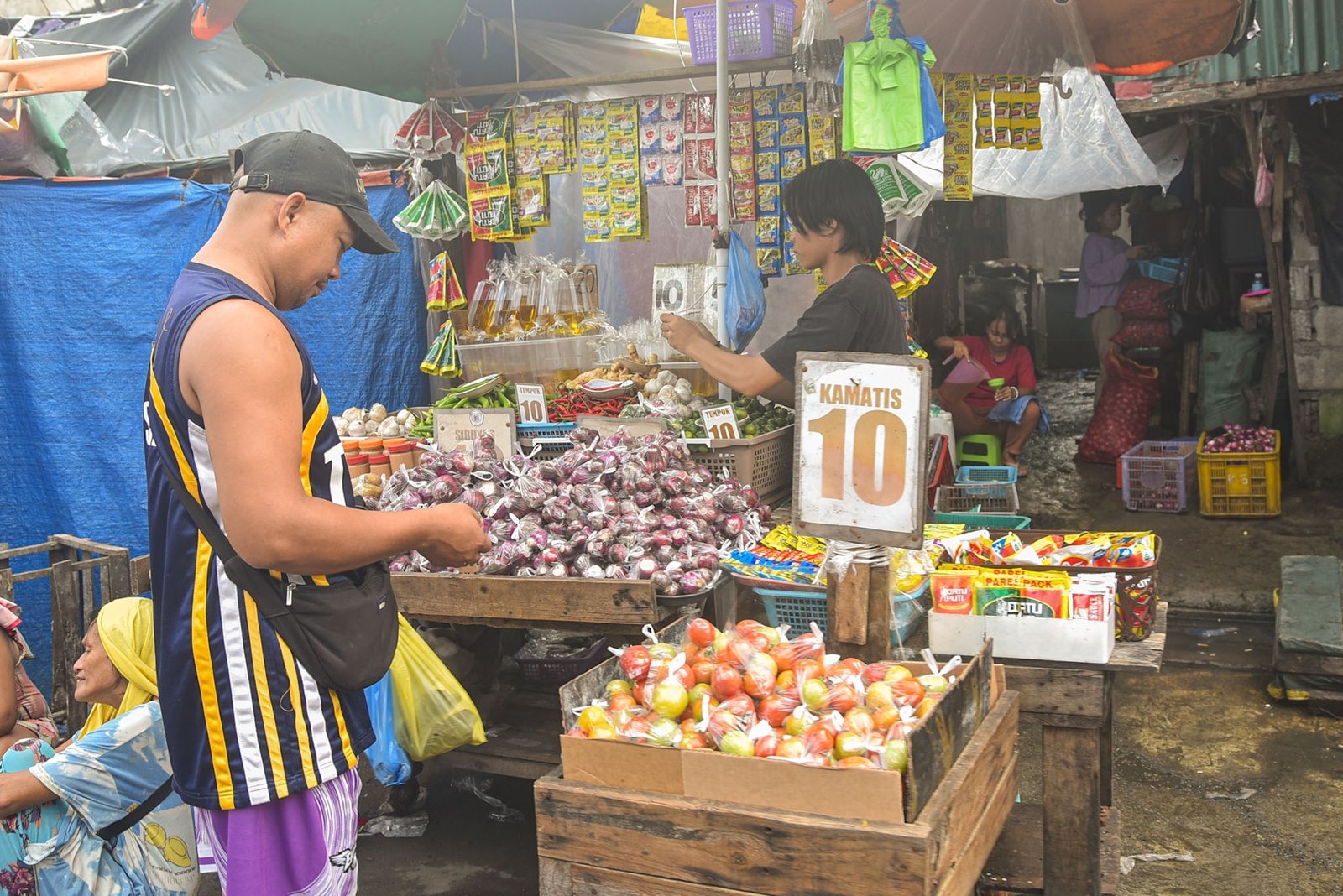 Vendors and buyers are seen browsing vegetables are seen on display along a street in Baseco Compound, Tondo, Manila, on September 18.

Vegetable prices are expected to rise amid higher fuel costs linked to the US-Iran war. l Zedrich Xylak Madrid