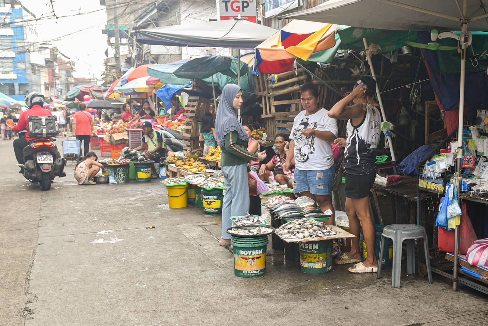 Vendors and buyers are seen browsing vegetables are seen on display along a street in Baseco Compound, Tondo, Manila, on September 18.

Vegetable prices are expected to rise amid higher fuel costs linked to the US-Iran war. l Zedrich Xylak Madrid