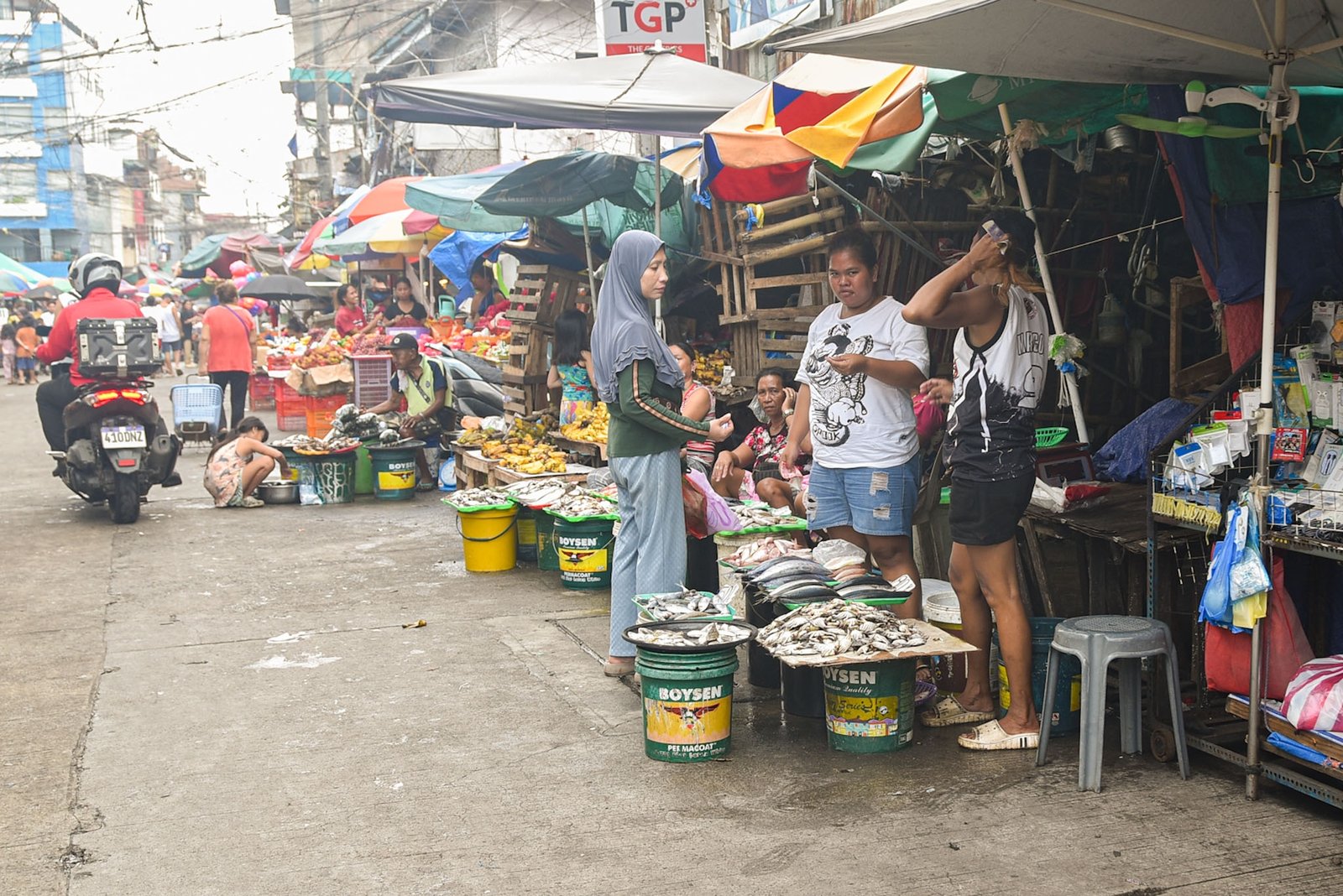 Vendors and buyers are seen browsing vegetables are seen on display along a street in Baseco Compound, Tondo, Manila, on September 18.

Vegetable prices are expected to rise amid higher fuel costs linked to the US-Iran war. l Zedrich Xylak Madrid