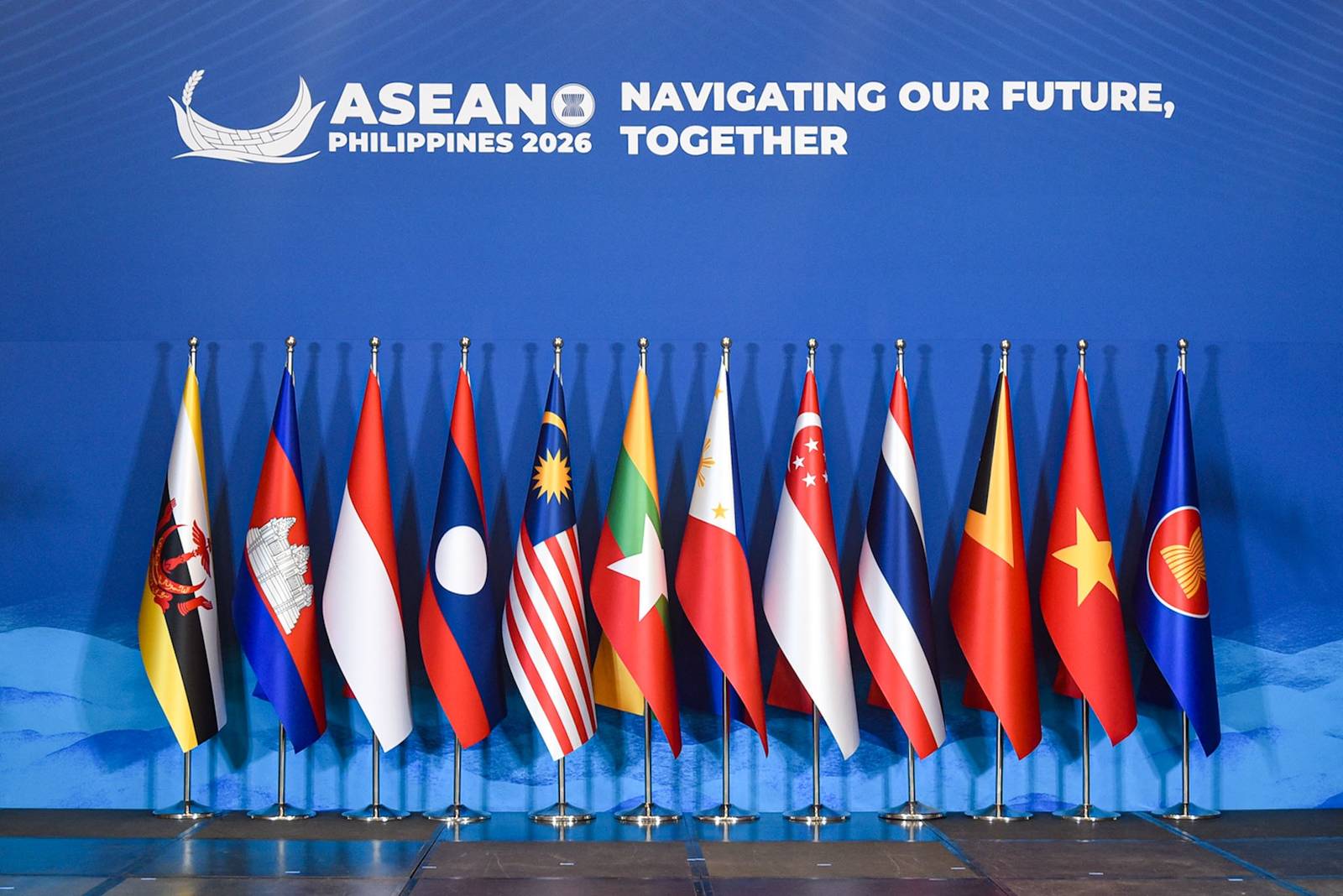 Secretary of Trade and Industry Ma. Cristina Roque (Center) poses with (Left-right) Malaysia’s Johari Abdul Ghani, Myanmar’s Marlar Myo Nyunt, the Philippines’ Ceferino S. Rodolfo and Ma. Cristina A. Roque, Thailand’s Narit Therdsteerasukdi, Timor-Leste’s Augusto Junior Trindade, Vietnam’s Nguyen Anh Tuan, Singapore’s Gan Kim Yong, Brunei Darussalam’s Abdul Manaf bin Haji Metussin, Cambodia’s Sar Senera, Indonesia’s Riyanto, Laos’ Saysana Sayakone, and ASEAN Secretary-General Kao Kim Hourn for a family photo at the 58th ASEAN Economic Ministers’ Meeting and 29th ASEAN Investment Area Council Meeting, at the Philippines International Convention Center in Pasay City, on September 19.| l Zedrich Xylak Madrid