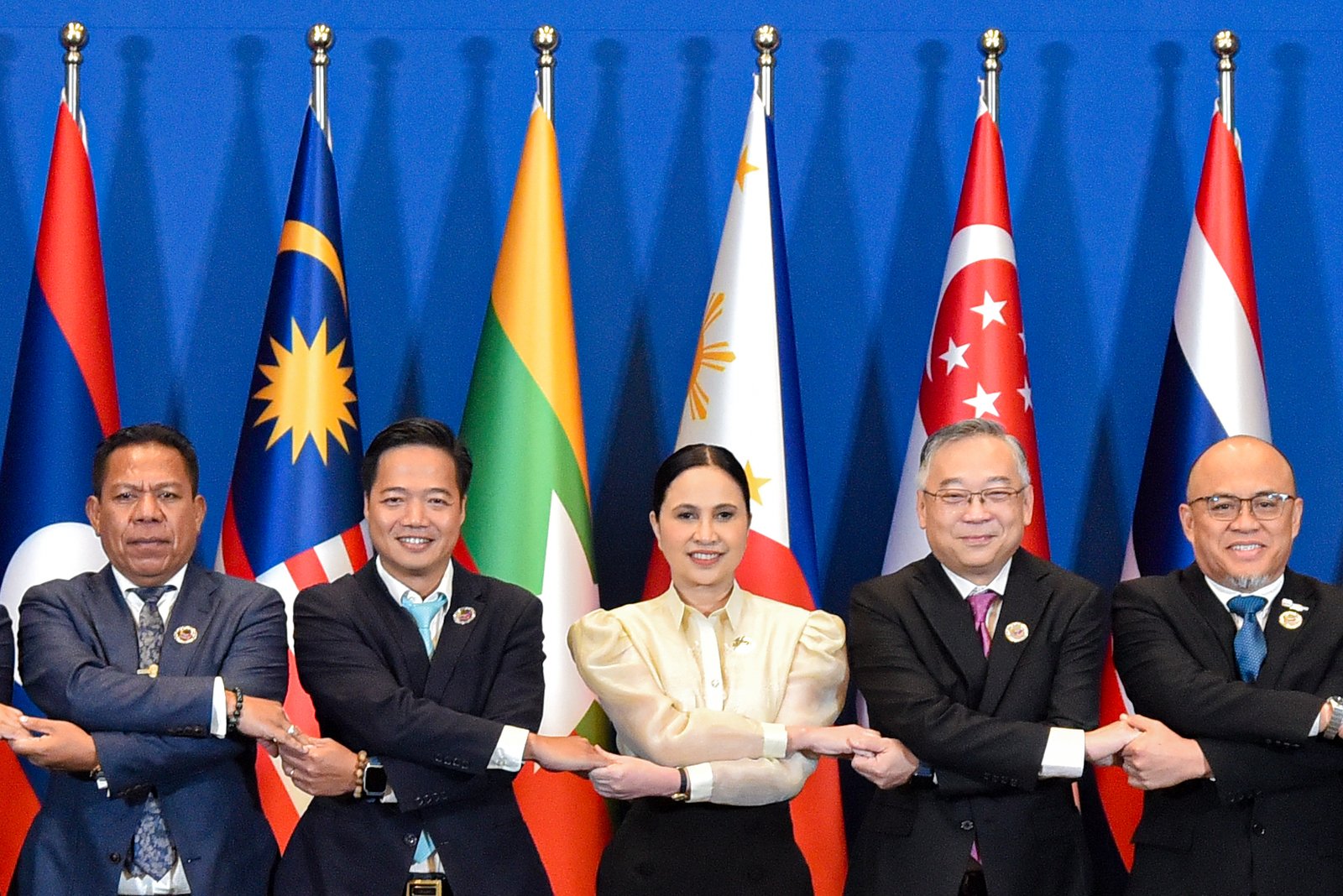 Secretary of Trade and Industry Ma. Cristina Roque (Center) poses with (Left-right) Malaysia’s Johari Abdul Ghani, Myanmar’s Marlar Myo Nyunt, the Philippines’ Ceferino S. Rodolfo and Ma. Cristina A. Roque, Thailand’s Narit Therdsteerasukdi, Timor-Leste’s Augusto Junior Trindade, Vietnam’s Nguyen Anh Tuan, Singapore’s Gan Kim Yong, Brunei Darussalam’s Abdul Manaf bin Haji Metussin, Cambodia’s Sar Senera, Indonesia’s Riyanto, Laos’ Saysana Sayakone, and ASEAN Secretary-General Kao Kim Hourn for a family photo at the 58th ASEAN Economic Ministers’ Meeting and 29th ASEAN Investment Area Council Meeting, at the Philippines International Convention Center in Pasay City, on September 19.| l Zedrich Xylak Madrid