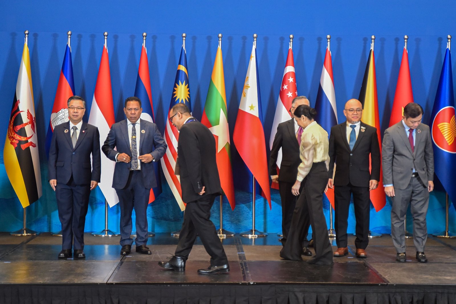 Secretary of Trade and Industry Ma. Cristina Roque (Center) poses with (Left-right) Malaysia’s Johari Abdul Ghani, Myanmar’s Marlar Myo Nyunt, the Philippines’ Ceferino S. Rodolfo and Ma. Cristina A. Roque, Thailand’s Narit Therdsteerasukdi, Timor-Leste’s Augusto Junior Trindade, Vietnam’s Nguyen Anh Tuan, Singapore’s Gan Kim Yong, Brunei Darussalam’s Abdul Manaf bin Haji Metussin, Cambodia’s Sar Senera, Indonesia’s Riyanto, Laos’ Saysana Sayakone, and ASEAN Secretary-General Kao Kim Hourn for a family photo at the 58th ASEAN Economic Ministers’ Meeting and 29th ASEAN Investment Area Council Meeting, at the Philippines International Convention Center in Pasay City, on September 19.| l Zedrich Xylak Madrid