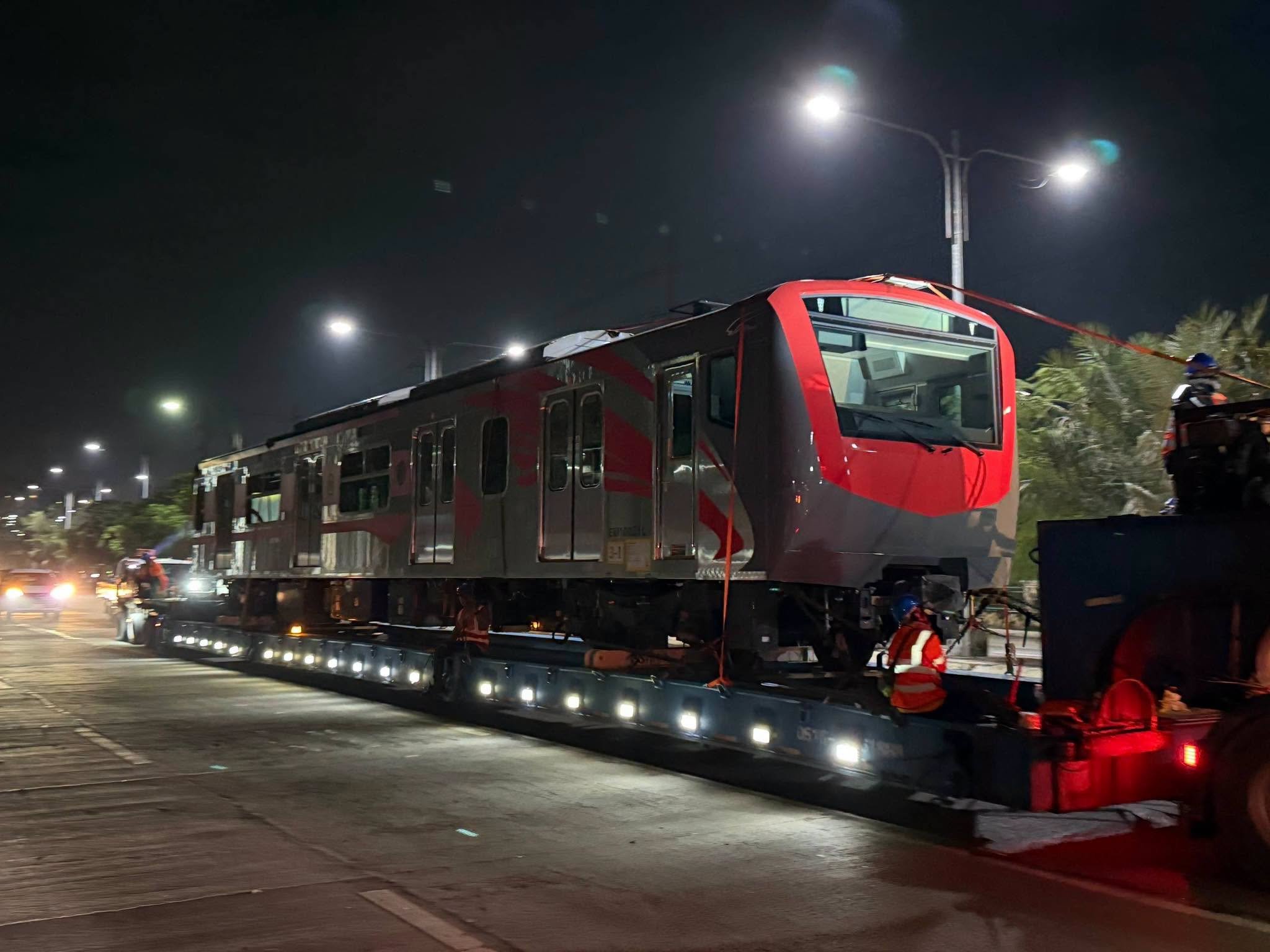 Ikatlong NSCR trainset, dumating na sa Valenzuela depot
