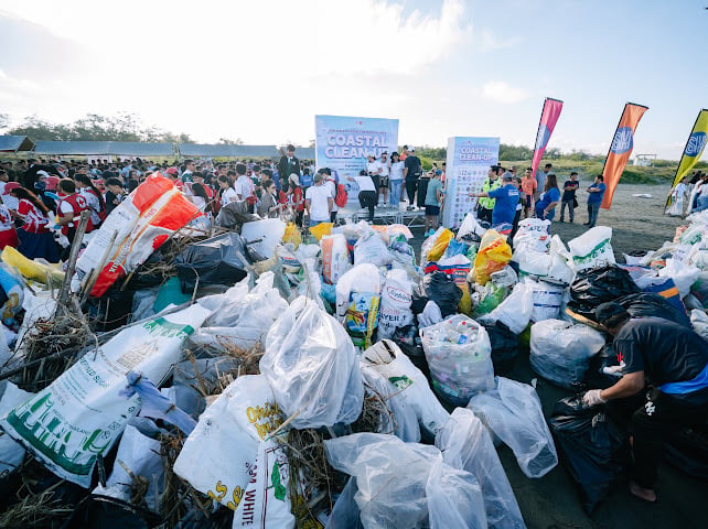 Over 4,000 volunteers join coastal cleanup in Laoag