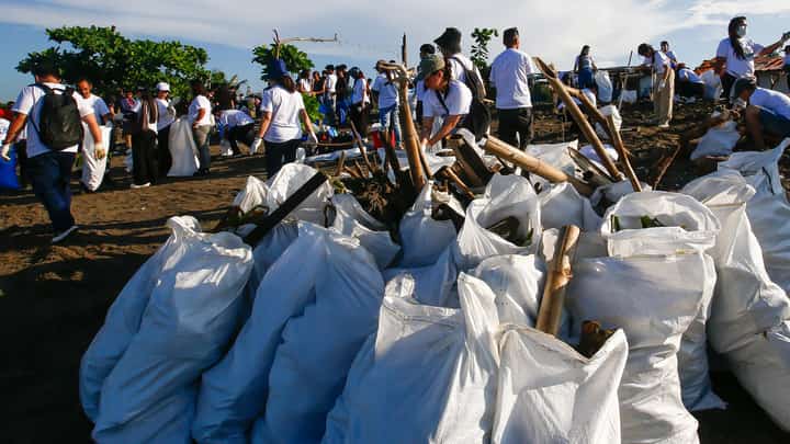 Hundreds of volunteers collected marine debris at Baseco beach in Tondo, Manila on Saturday, 19 September, as part of the Philippines' participation to the 41st International Coastal Cleanup.