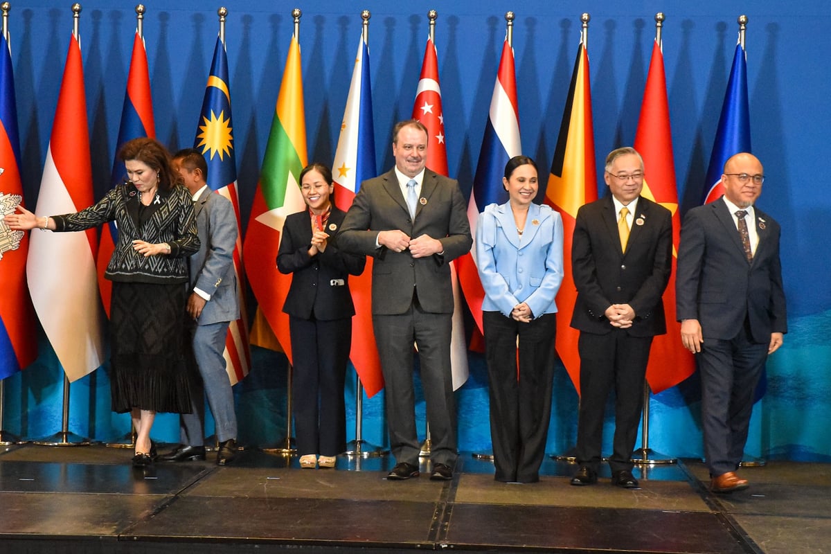 Family photo along with ASEAN Economic Ministers and U.S Trade Representative