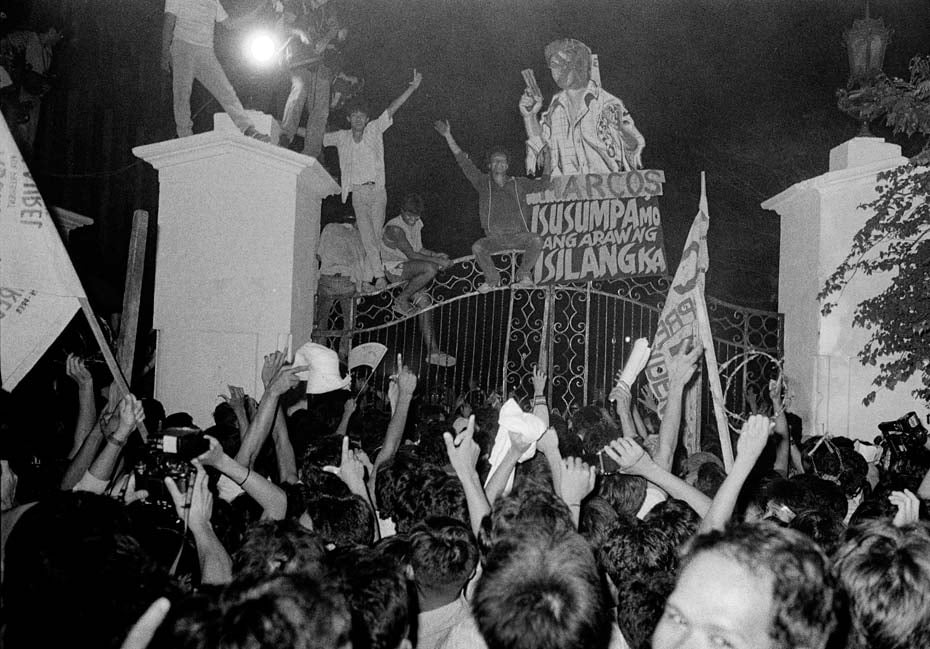 People mounting Malacañang's gates in 25 February 1986