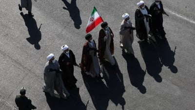 Guards threaten new targets if U.S. attacks
