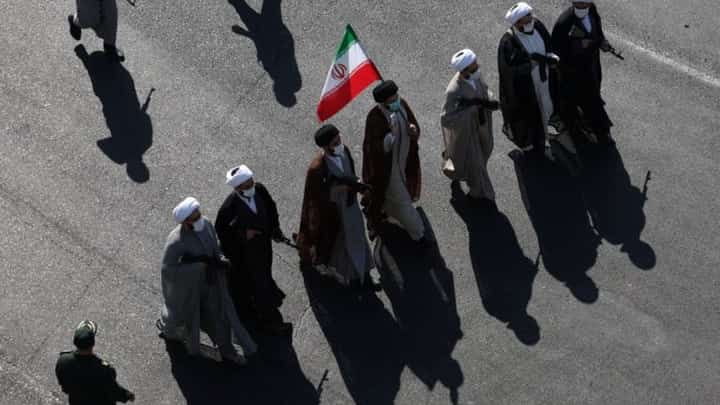 Guards threaten new targets if U.S. attacks