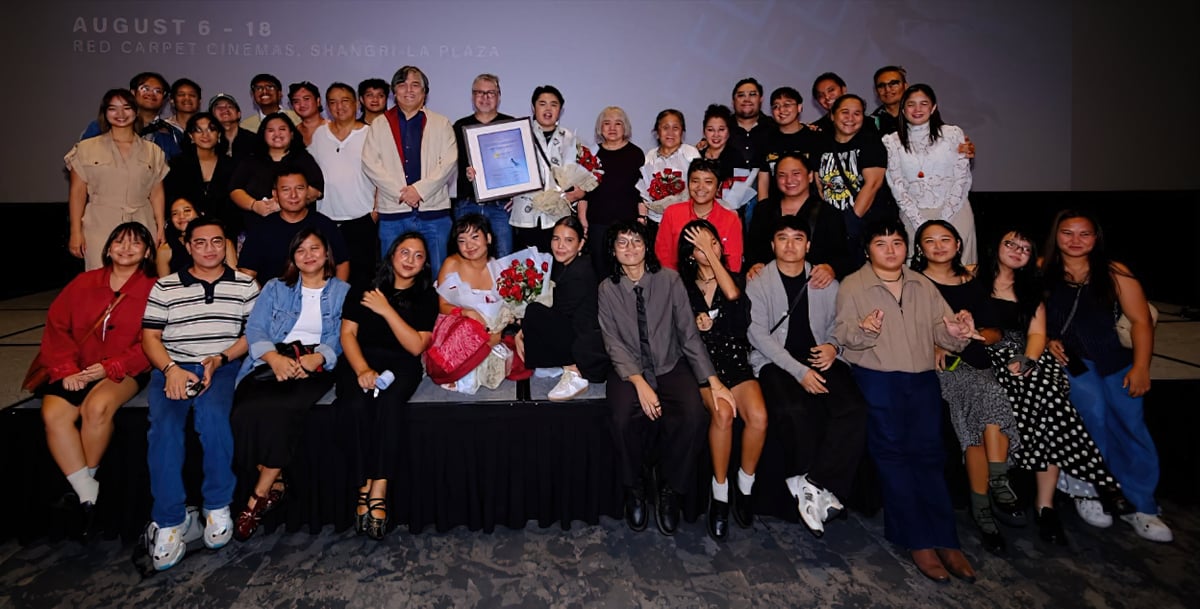 WITH the cast and crew of ‘Status: Rejected’ during the film’s gala screening at the 22nd Cinemalaya Philippine Independent Film Festival.