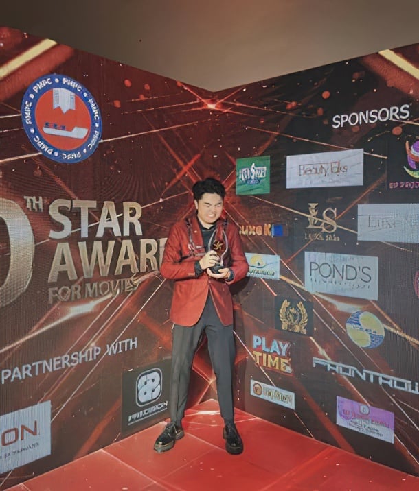 VAHN Pascual receives the Best Short Movie Director of the Year award at the 40th Star Awards for Movies.