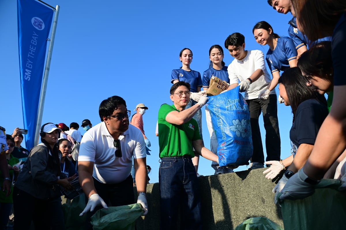 “SM Supermalls President Steven Tan, along with representatives from the Pasay City LGU, Department of Environment and Natural Resources (DENR), Department of the Interior and Local Government (DILG), and volunteers, takes part in the SM Cares International Coastal Cleanup at SM by the BAY on 19 September.”