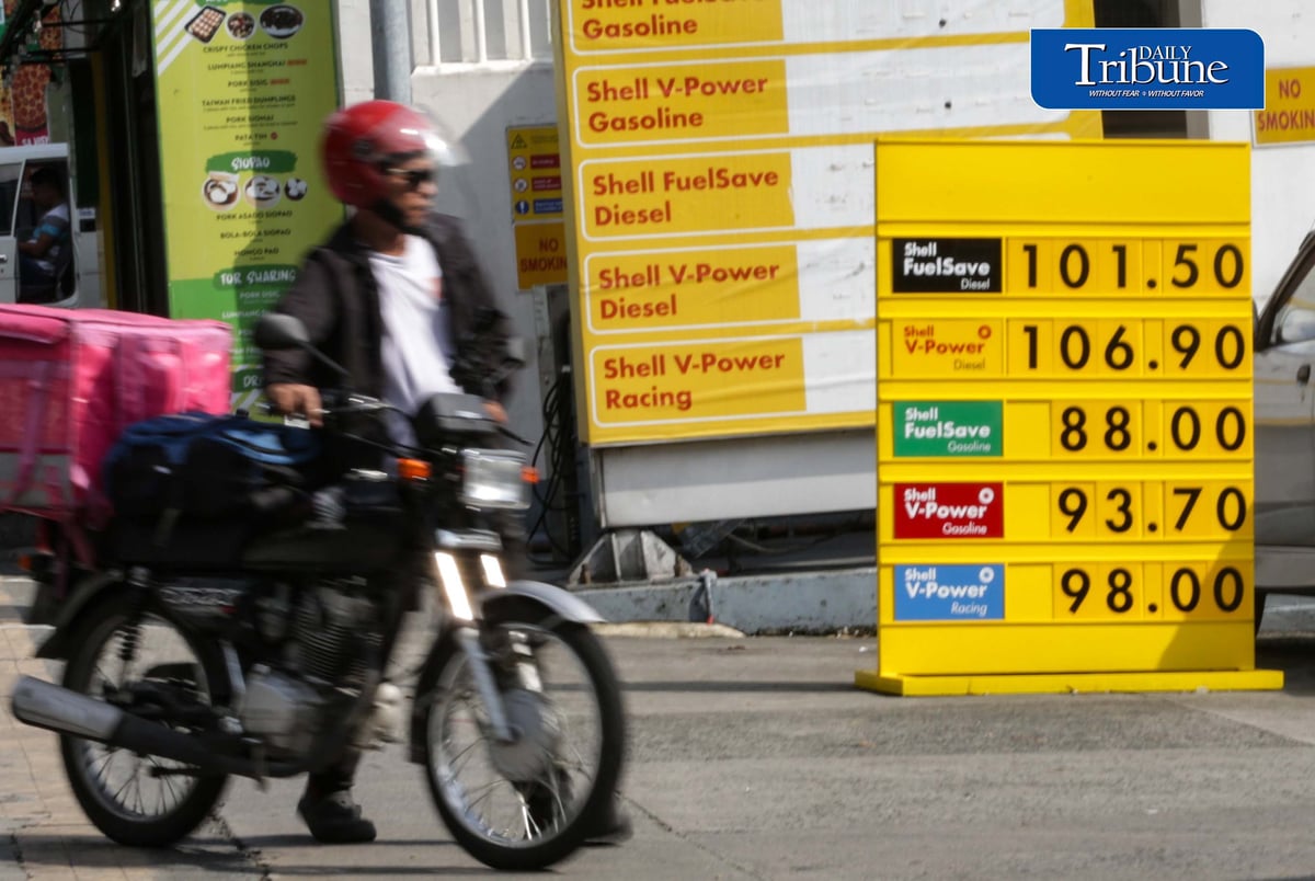FUEL PRICES SURGE ⛽
Motorists refuel at a Shell gas station in Quezon City on Tuesday, 22 September 2026, as major fuel price hikes take effect nationwide.
Diesel prices rose by P8.82 per liter, gasoline by P4.88 and kerosene by P6.47 amid tensions in the Middle East and a weaker peso. Diesel pump prices are expected to range from P96.53 to P110.82 per liter.
📷 Analy Labor