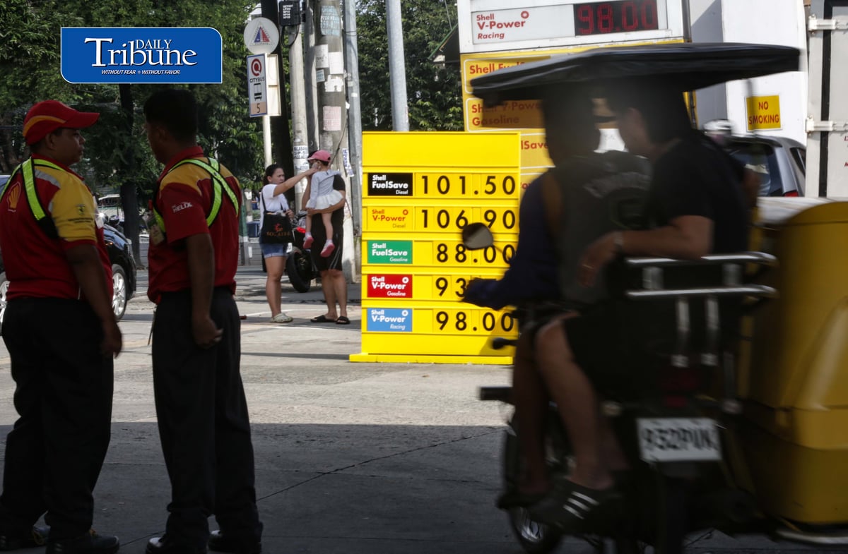 FUEL PRICES SURGE ⛽
Motorists refuel at a Shell gas station in Quezon City on Tuesday, 22 September 2026, as major fuel price hikes take effect nationwide.
Diesel prices rose by P8.82 per liter, gasoline by P4.88 and kerosene by P6.47 amid tensions in the Middle East and a weaker peso. Diesel pump prices are expected to range from P96.53 to P110.82 per liter.
📷 Analy Labor