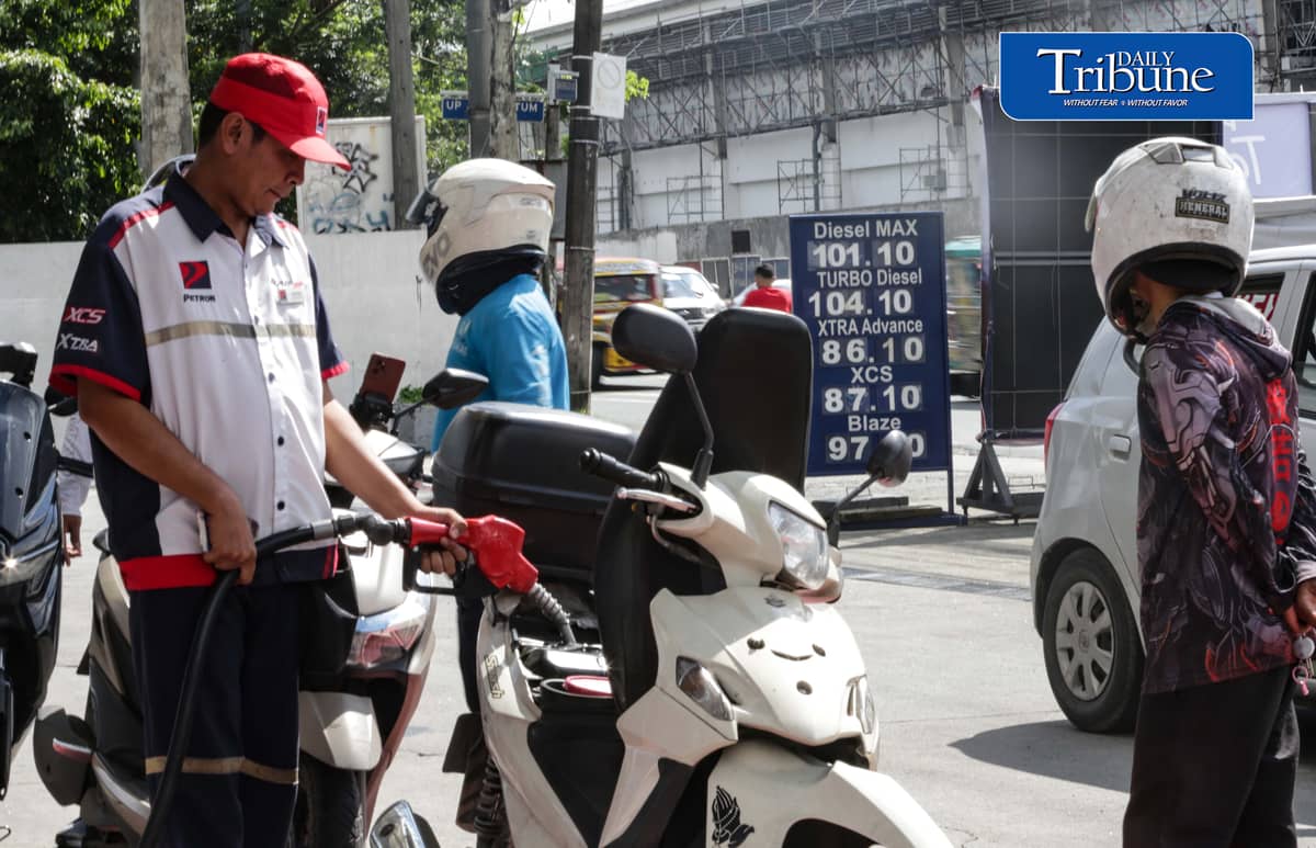 FUEL PRICE HIKE HITS MOTORISTS ⛽
Motorists refuel at a Petron gas station in Quezon City on Tuesday, 22 September 2026, as higher pump prices take effect.
Diesel increased by P8.82 per liter, gasoline by P4.88 and kerosene by P6.47 amid tensions in the Middle East and a weaker peso. Diesel prices are expected to range from P96.53 to P110.82 per liter.
📷 Analy Labor