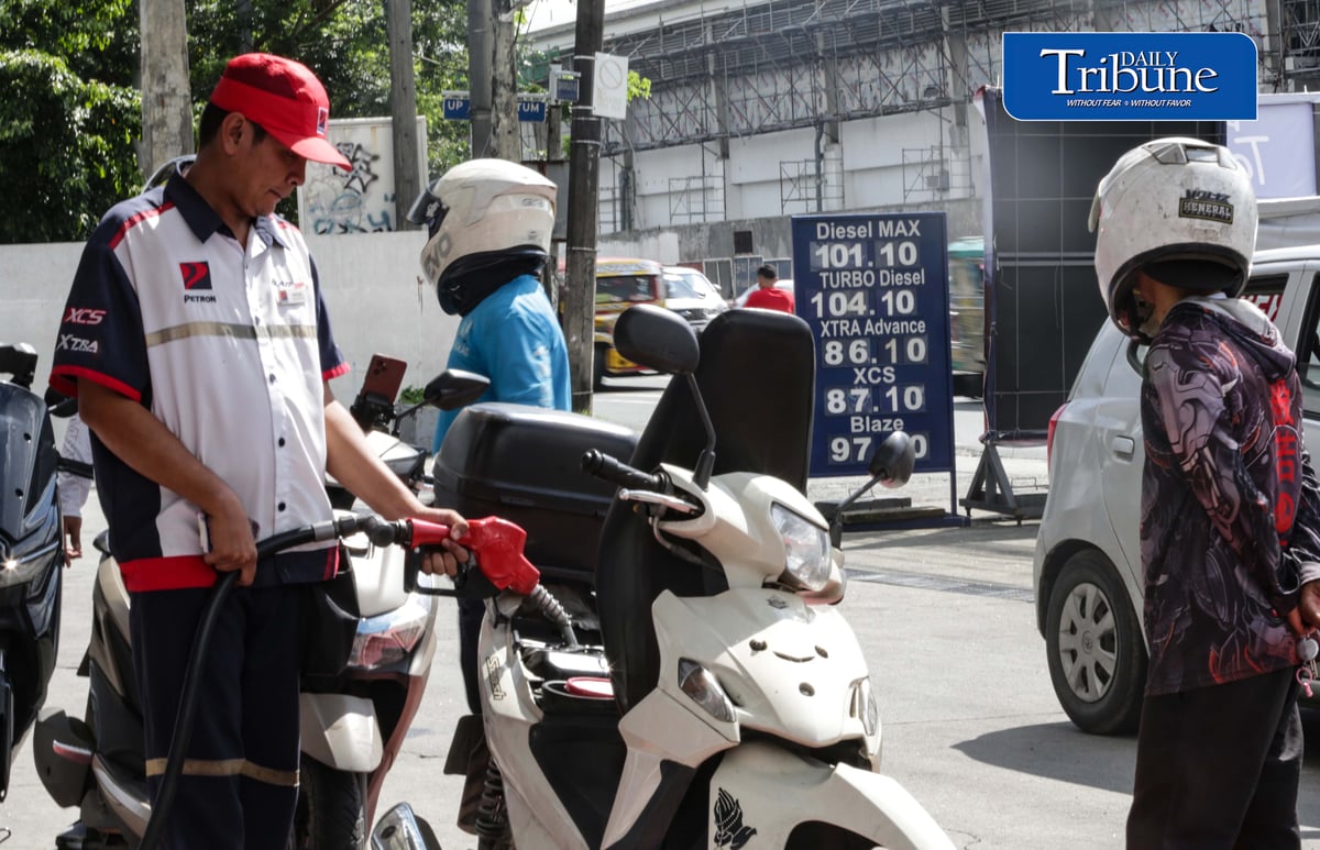 FUEL PRICE HIKE HITS MOTORISTS ⛽
Motorists refuel at a Petron gas station in Quezon City on Tuesday, 22 September 2026, as higher pump prices take effect.
Diesel increased by P8.82 per liter, gasoline by P4.88 and kerosene by P6.47 amid tensions in the Middle East and a weaker peso. Diesel prices are expected to range from P96.53 to P110.82 per liter.
📷 Analy Labor