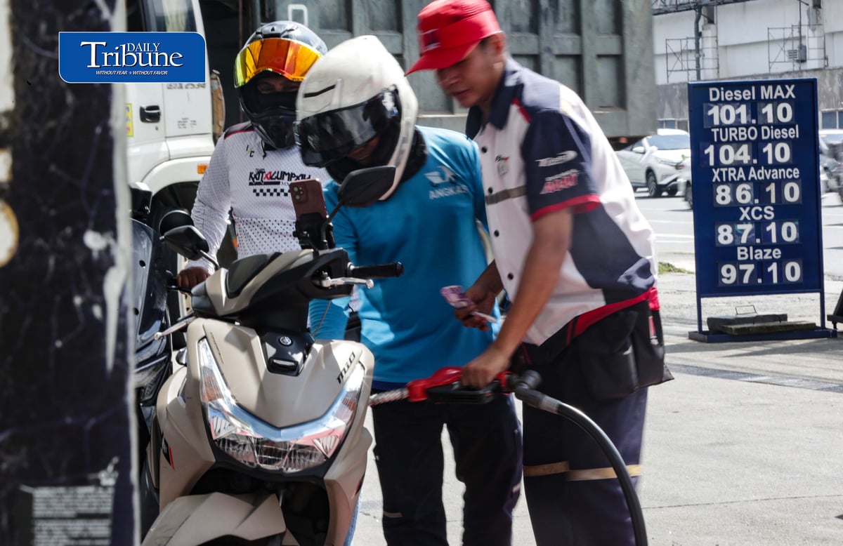 FUEL PRICE HIKE HITS MOTORISTS ⛽
Motorists refuel at a Petron gas station in Quezon City on Tuesday, 22 September 2026, as higher pump prices take effect.
Diesel increased by P8.82 per liter, gasoline by P4.88 and kerosene by P6.47 amid tensions in the Middle East and a weaker peso. Diesel prices are expected to range from P96.53 to P110.82 per liter.
📷 Analy Labor