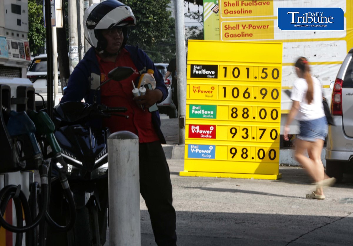 FUEL PRICES SURGE ⛽
Motorists refuel at a Shell gas station in Quezon City on Tuesday, 22 September 2026, as major fuel price hikes take effect nationwide.
Diesel prices rose by P8.82 per liter, gasoline by P4.88 and kerosene by P6.47 amid tensions in the Middle East and a weaker peso. Diesel pump prices are expected to range from P96.53 to P110.82 per liter.
📷 Analy Labor
