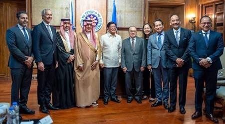 MGEN chairman Manuel Pangilinan and ACWA Power chairman Mohammad Abunayyan meet at Malacanang as their companies pursue large-scale renewable energy projects in the Philippines.