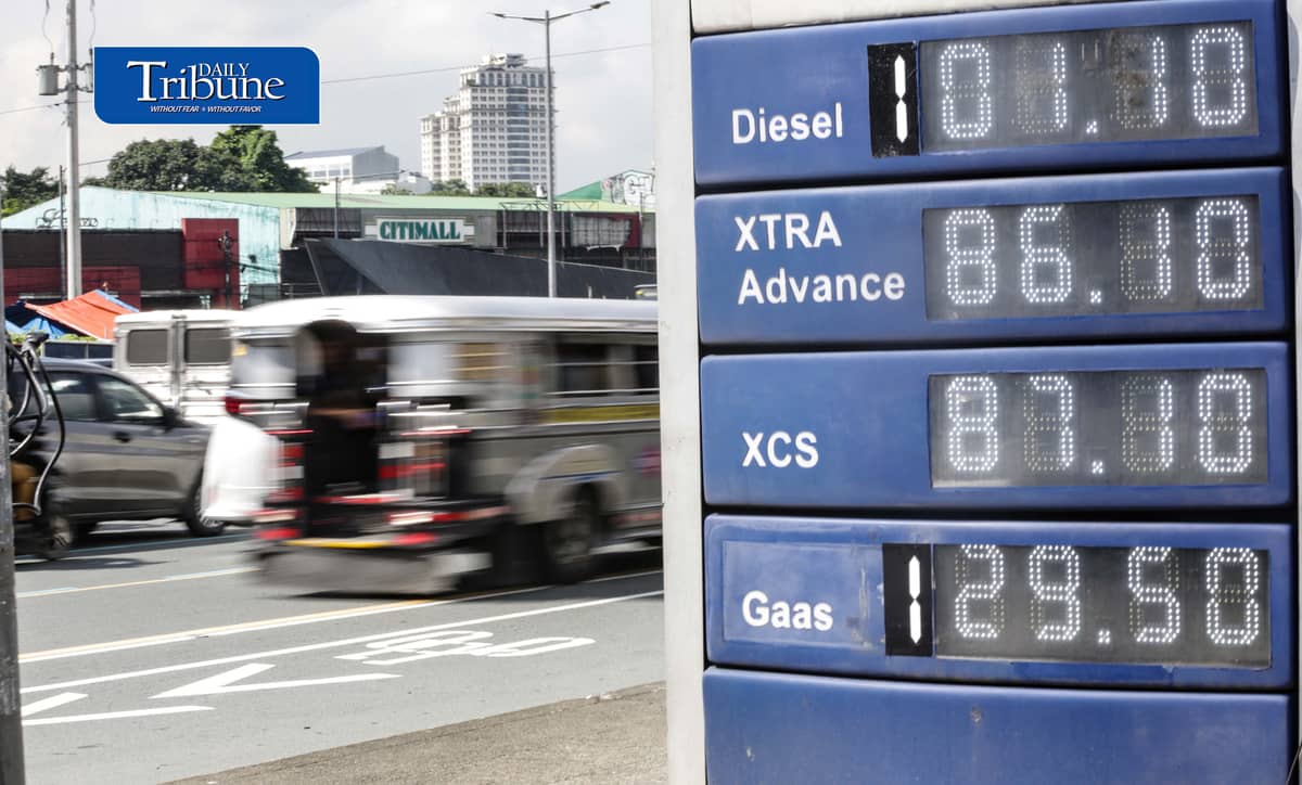 FUEL PRICE HIKE HITS MOTORISTS ⛽
Motorists refuel at a Petron gas station in Quezon City on Tuesday, 22 September 2026, as higher pump prices take effect.
Diesel increased by P8.82 per liter, gasoline by P4.88 and kerosene by P6.47 amid tensions in the Middle East and a weaker peso. Diesel prices are expected to range from P96.53 to P110.82 per liter.
📷 Analy Labor