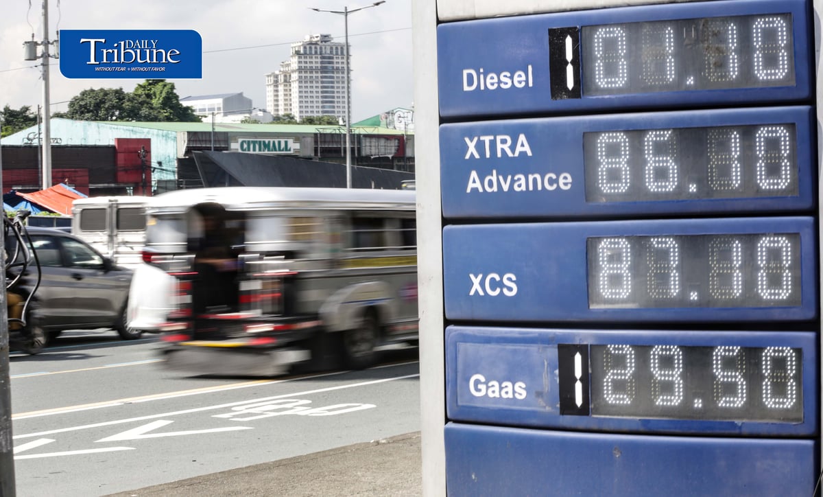 FUEL PRICE HIKE HITS MOTORISTS ⛽
Motorists refuel at a Petron gas station in Quezon City on Tuesday, 22 September 2026, as higher pump prices take effect.
Diesel increased by P8.82 per liter, gasoline by P4.88 and kerosene by P6.47 amid tensions in the Middle East and a weaker peso. Diesel prices are expected to range from P96.53 to P110.82 per liter.
📷 Analy Labor