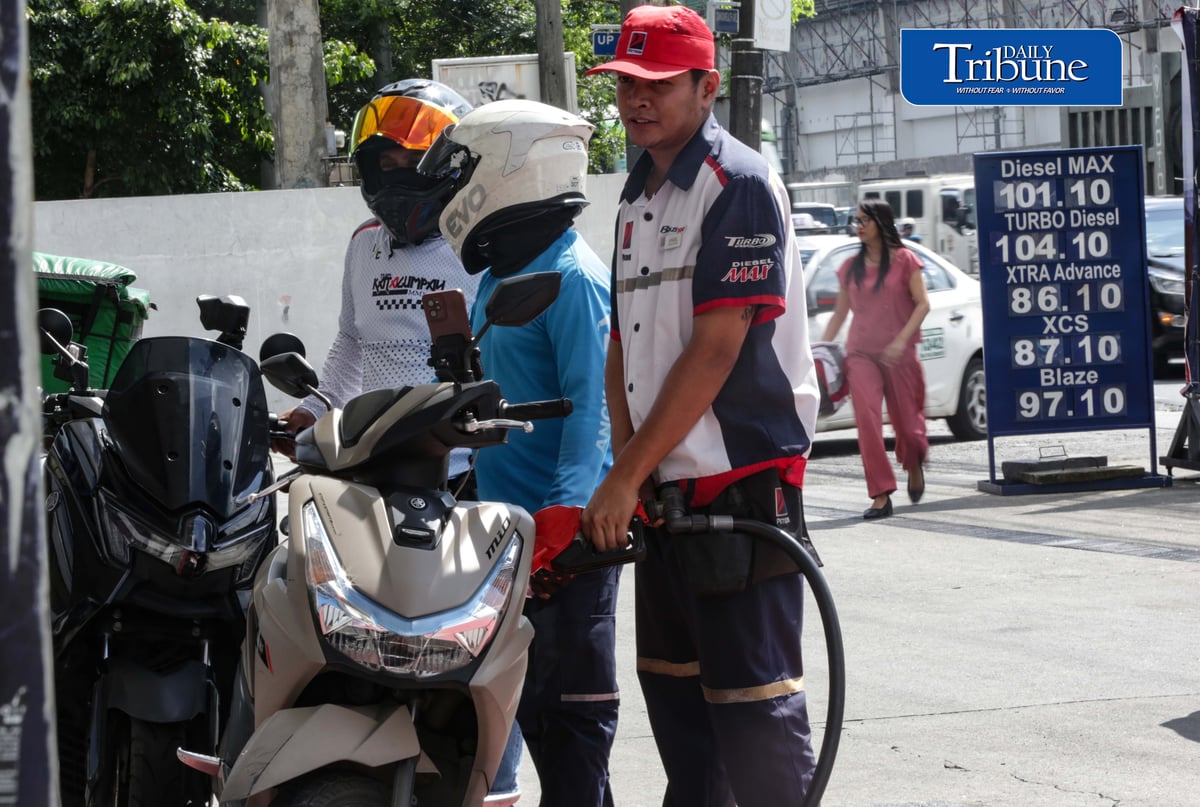 FUEL PRICE HIKE HITS MOTORISTS ⛽
Motorists refuel at a Petron gas station in Quezon City on Tuesday, 22 September 2026, as higher pump prices take effect.
Diesel increased by P8.82 per liter, gasoline by P4.88 and kerosene by P6.47 amid tensions in the Middle East and a weaker peso. Diesel prices are expected to range from P96.53 to P110.82 per liter.
📷 Analy Labor
