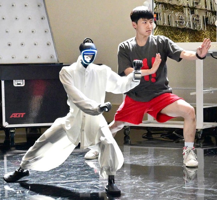 These robots have moves, and an AGT final spot