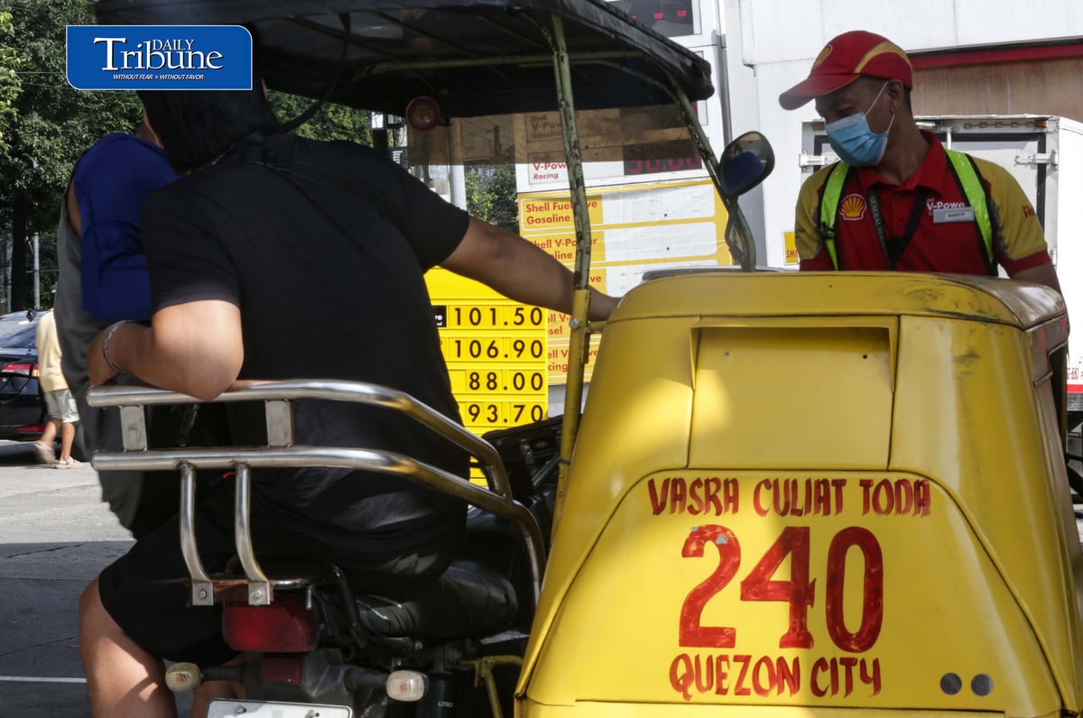 FUEL PRICES SURGE ⛽
Motorists refuel at a Shell gas station in Quezon City on Tuesday, 22 September 2026, as major fuel price hikes take effect nationwide.
Diesel prices rose by P8.82 per liter, gasoline by P4.88 and kerosene by P6.47 amid tensions in the Middle East and a weaker peso. Diesel pump prices are expected to range from P96.53 to P110.82 per liter.
📷 Analy Labor