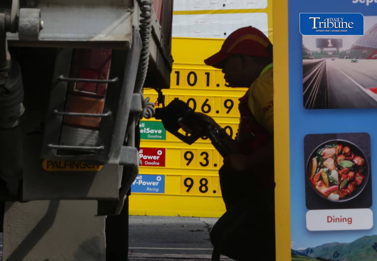 FUEL PRICES SURGE ⛽
Motorists refuel at a Shell gas station in Quezon City on Tuesday, 22 September 2026, as major fuel price hikes take effect nationwide.

Diesel prices rose by P8.82 per liter, gasoline by P4.88 and kerosene by P6.47 amid tensions in the Middle East and a weaker peso. Diesel pump prices are expected to range from P96.53 to P110.82 per liter.

📷 Analy Labor