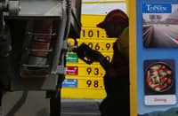 FUEL PRICES SURGE ⛽
Motorists refuel at a Shell gas station in Quezon City on Tuesday, 22 September 2026, as major fuel price hikes take effect nationwide.
Diesel prices rose by P8.82 per liter, gasoline by P4.88 and kerosene by P6.47 amid tensions in the Middle East and a weaker peso. Diesel pump prices are expected to range from P96.53 to P110.82 per liter.
📷 Analy Labor