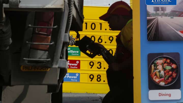 FUEL PRICES SURGE ⛽
Motorists refuel at a Shell gas station in Quezon City on Tuesday, 22 September 2026, as major fuel price hikes take effect nationwide.
Diesel prices rose by P8.82 per liter, gasoline by P4.88 and kerosene by P6.47 amid tensions in the Middle East and a weaker peso. Diesel pump prices are expected to range from P96.53 to P110.82 per liter.
📷 Analy Labor