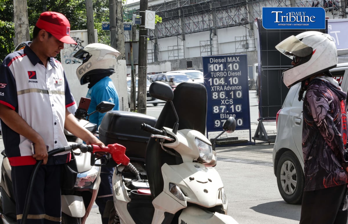 FUEL PRICE HIKE HITS MOTORISTS ⛽
Motorists refuel at a Petron gas station in Quezon City on Tuesday, 22 September 2026, as higher pump prices take effect.
Diesel increased by P8.82 per liter, gasoline by P4.88 and kerosene by P6.47 amid tensions in the Middle East and a weaker peso. Diesel prices are expected to range from P96.53 to P110.82 per liter.
📷 Analy Labor